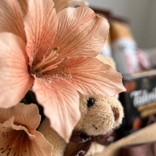 Cesta de Chocolate Flores e Pelúcia