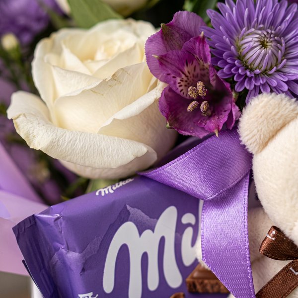 Cesta de Flores Alegria Amor e Chocolate