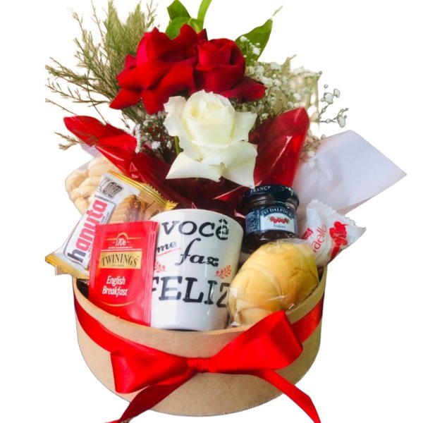 Cesta de Rosas e Doçuras Apaixonantes