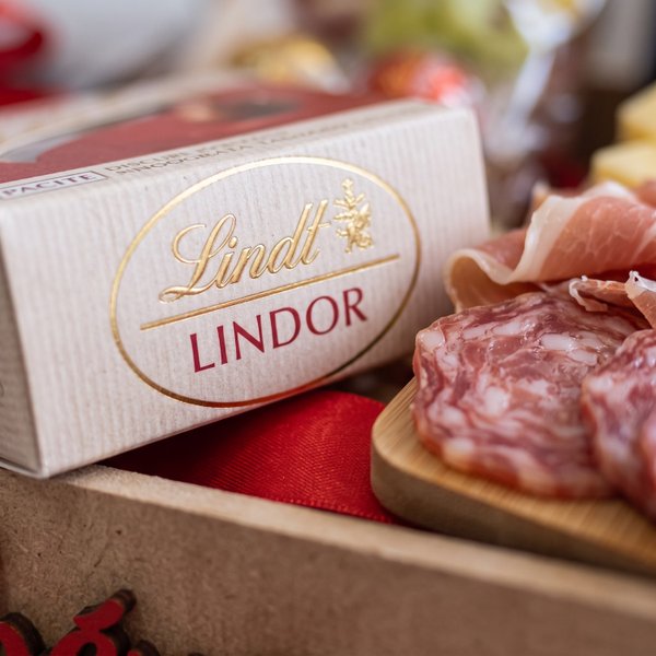 Cesta Aniversário com Flores Vinho e Lindt