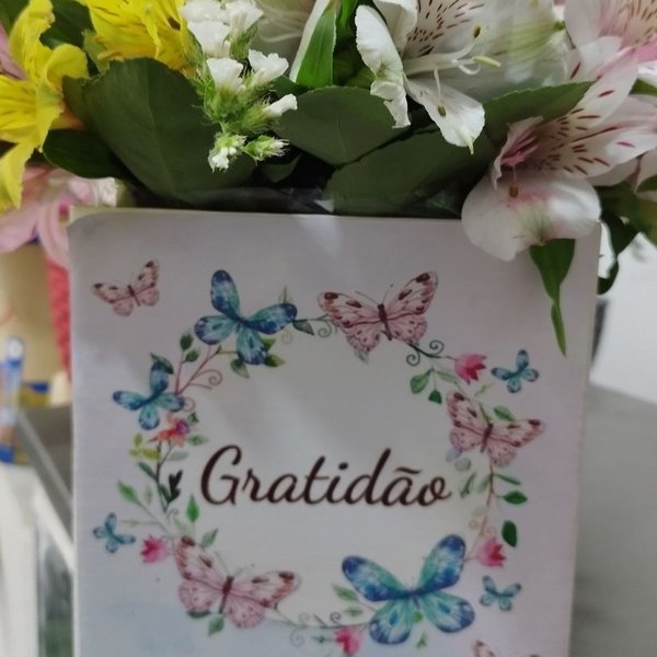 Box Gratidão com Astromélias