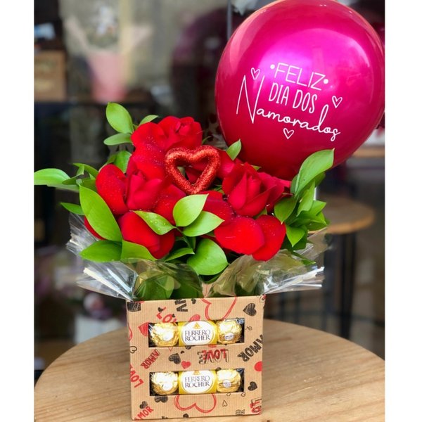 Cesta Arranjo de Rosas Vermelhas e Balão