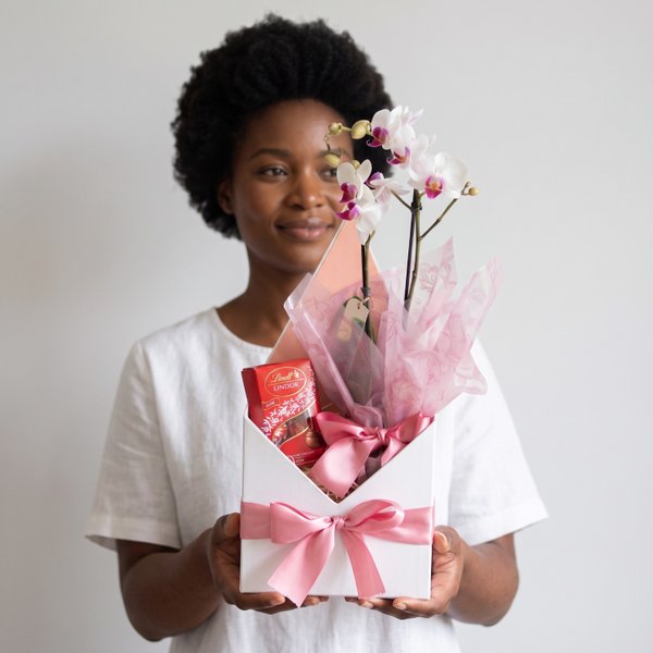 Cesta com Orquídea e Chocolate