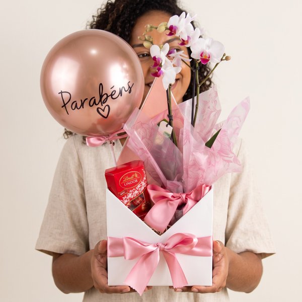 Cesta de Aniversário com Balão Parabéns