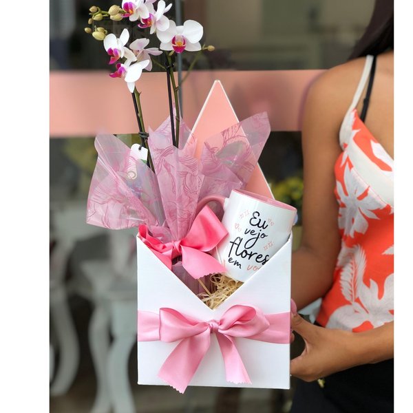 Cesta com Orquídea e Caneca Personalizada
