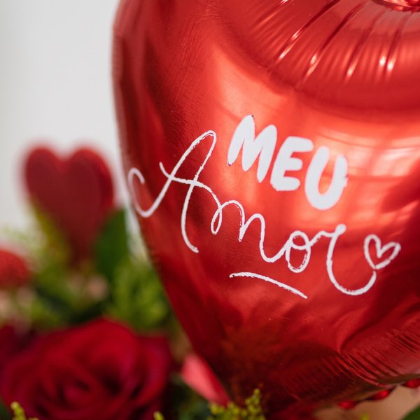 Buquê com 5 Rosas, Balão de Coração e Pick Decorativo