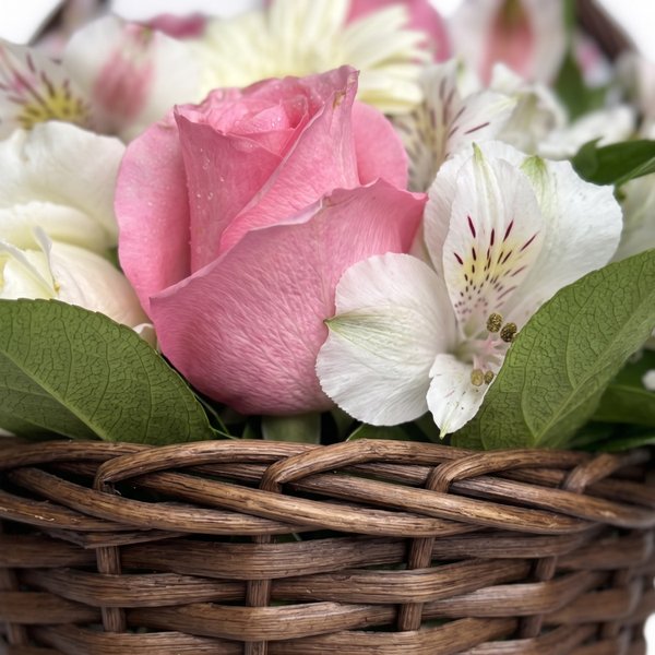Arranjo de Rosas com Astromélias