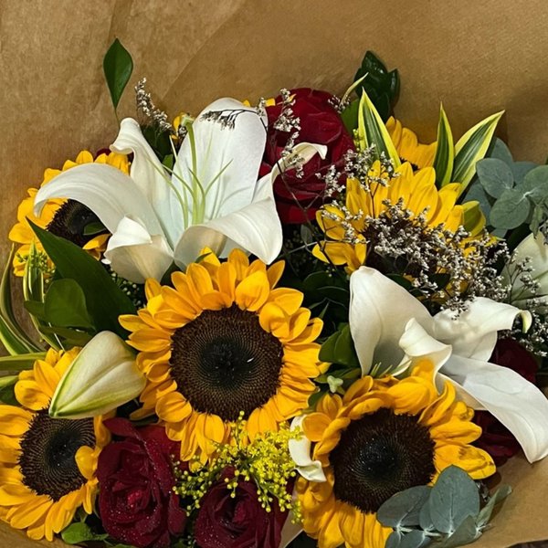 Buquê de Girassóis com Rosas e Lírios