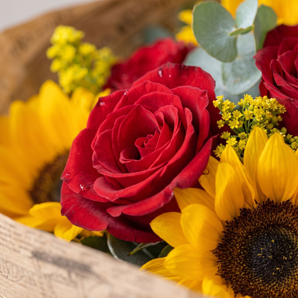 Buquê Encanto de Rosas e Girassóis