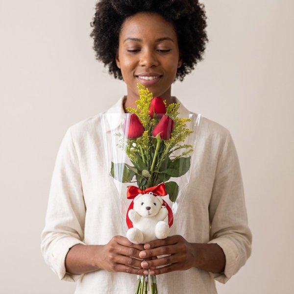 Leque de Três Rosas Vermelhas com Ursinho