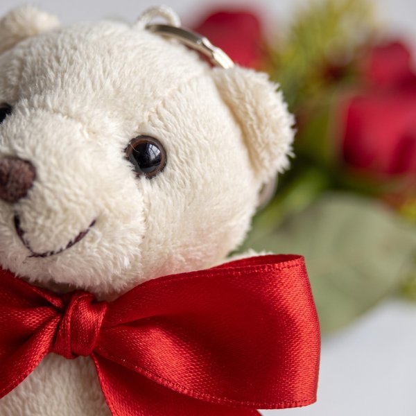 Leque de Três Rosas Vermelhas com Ursinho