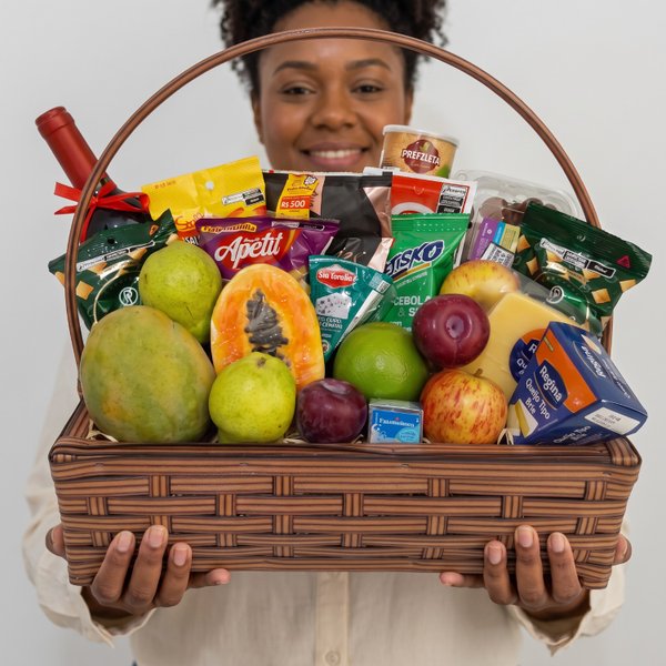 Cesta de Frutas, Queijos, Aperitivos e Vinho 