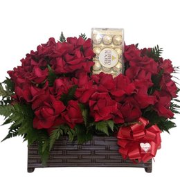 Imagem de Arranjo 50 Rosas Especiais e Ferrero Rocher 