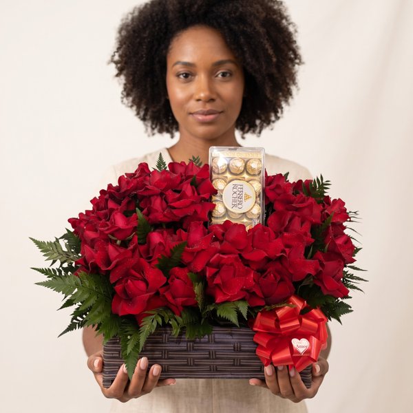 Arranjo 50 Rosas Especiais e Ferrero Rocher 