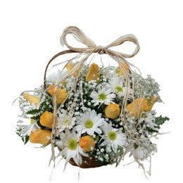 Imagem de Cestinha 12 Rosas Amarelas Margaridinhas Brancas