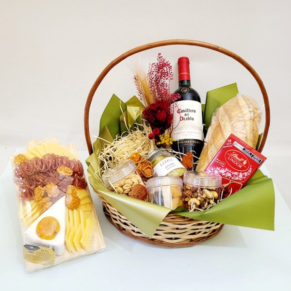 Cesta Vinho, Frios, Antepasto e Lindt