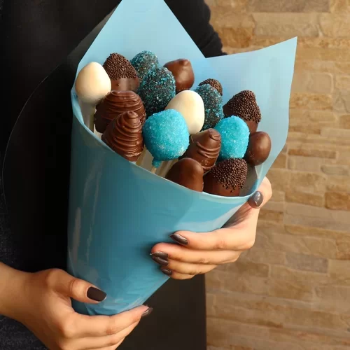 Buquê de Morangos  com Chocolate Azul 