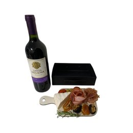 Imagem de Tábua com Frios e Vinho Chileno