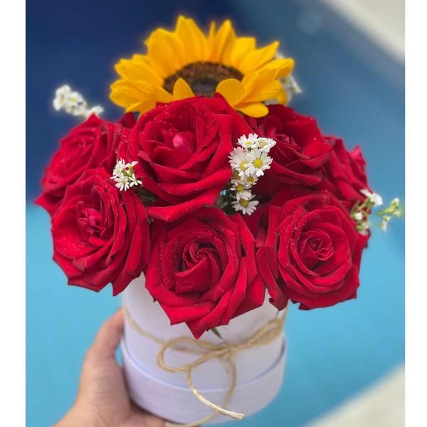 Box P com Rosas Colombianas e Girassol  