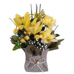 Imagem de Arranjo de Lírios e rosas amarelas 