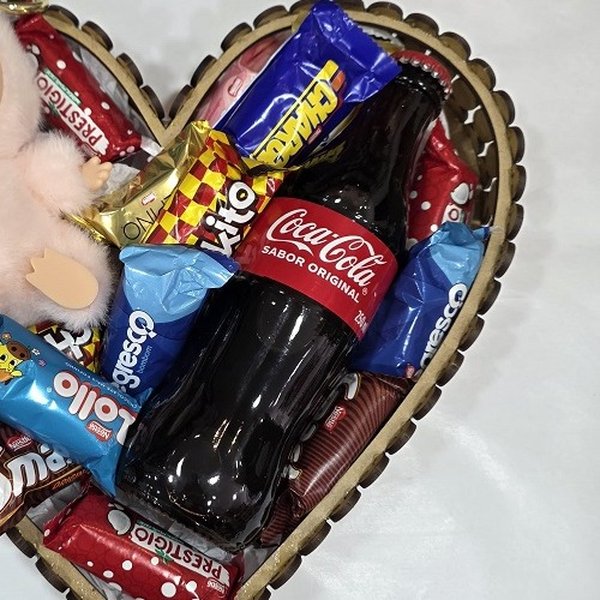 Cesta Coração com Lafufu e Chocolate