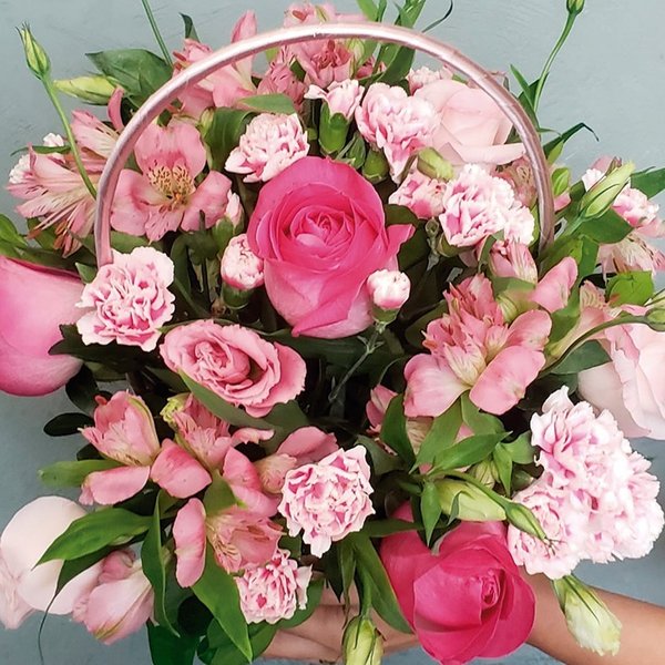 Cesta de Flores em Cores Rosadas