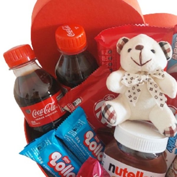 Cesta Coração com Chocolates, Doces e Pelúcia 