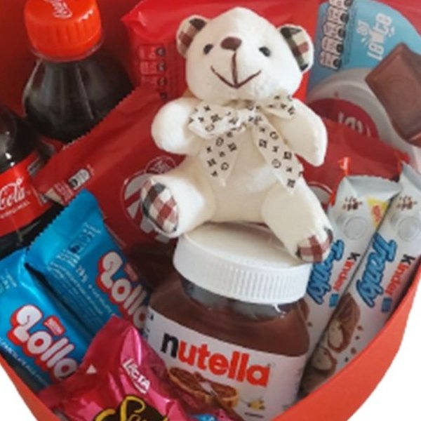 Cesta Coração com Chocolates, Doces e Pelúcia 