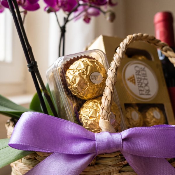 Cesta de Palha com Orquídea, Ferrero e Vinho