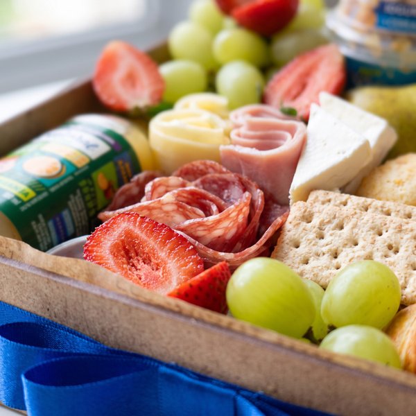 Cesta Premium Café com Frutas e Pães 
