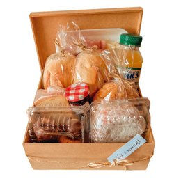 Imagem de Cesta de Café da Manhã com Doces e Salgados