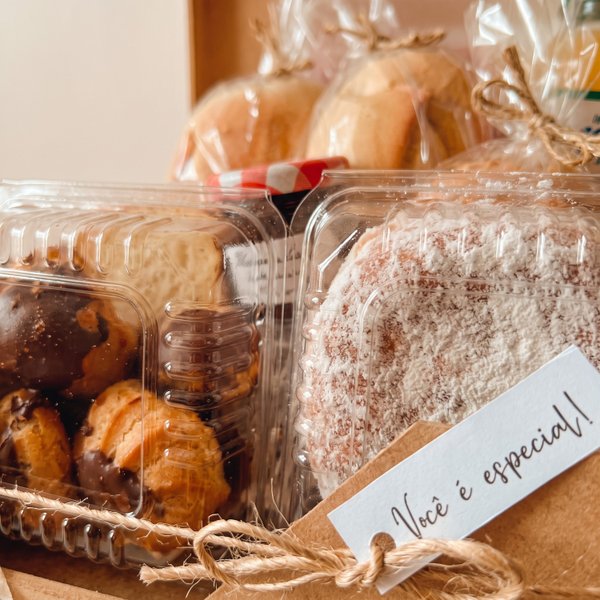 Cesta de Café da Manhã com Doces e Salgados