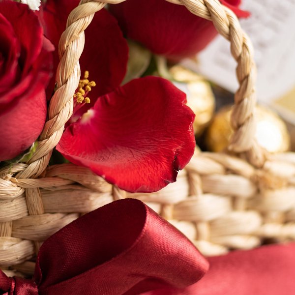 Cesta com Rosas e Bombons