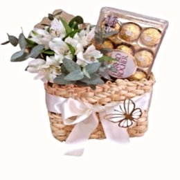 Imagem de Bolsa de Palha com Astromérias Brancas