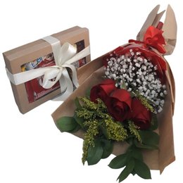Imagem de Buquê de Rosas e Caixa com Chocolates
