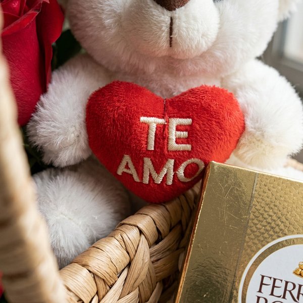Cesta com Rosas e Urso