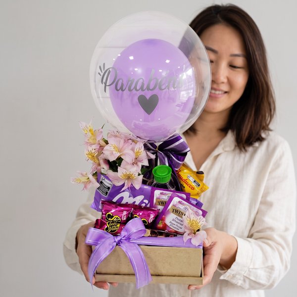 Cesta Aniversário Com Balão Comemore Lavanda