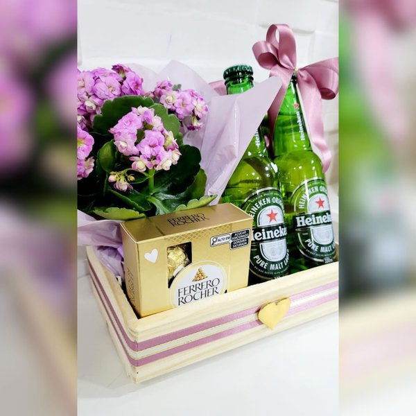 Cesta Celebre Rosé Com Ferrero Rocher e Cervejas 