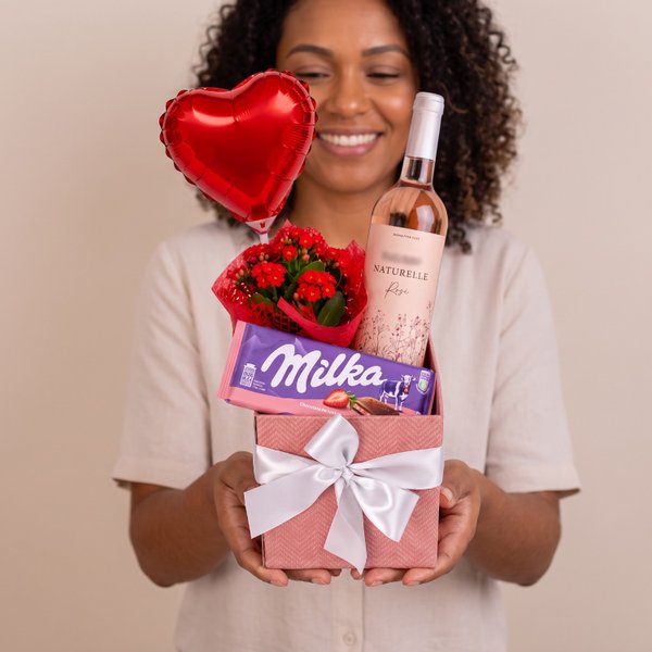 Cesta com Vinho Rose e Flores