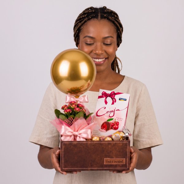 Cesta Romântica com Chocolates, Flores e Balão 