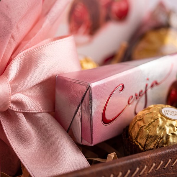 Cesta Romântica com Chocolates, Flores e Balão 