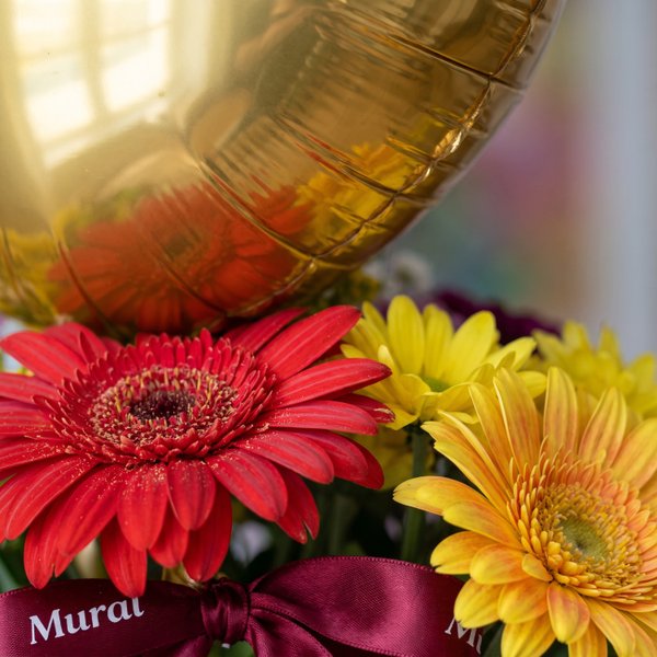 Buquê Floral Sofisticado Mix de Flores Lili com Balão