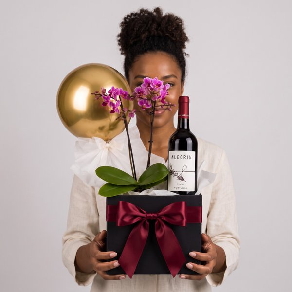 Cesta de Presente com Orquídea, Balão e Vinho