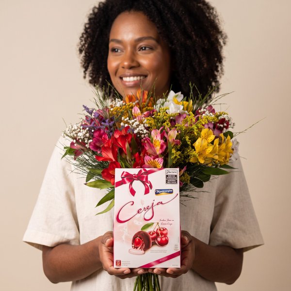 Buquê de Flores Coloridas com Bombom de Cereja