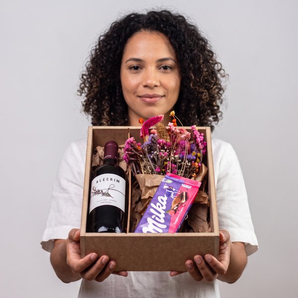Kit Vinho com Flores Secas e Chocolate