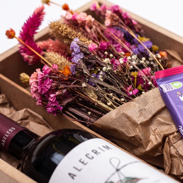 Kit Vinho com Flores Secas e Chocolate