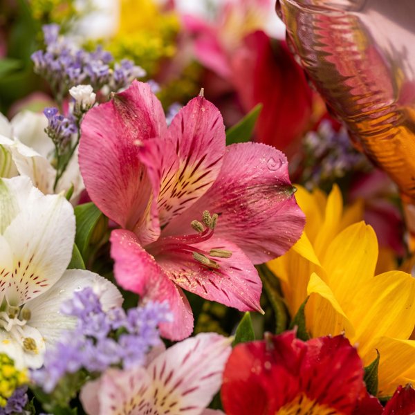 Presente Buquê de Flores Naturais e Balão Metalizado