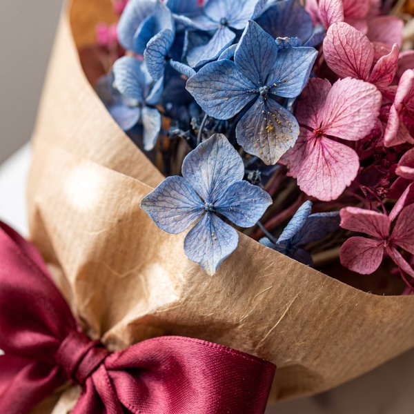 Delicado Mini Buquê de Flores Secas com Vinho 