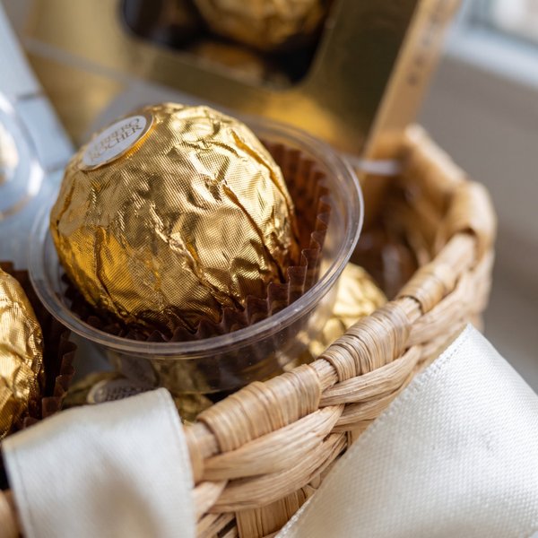 Cesta Celebra com Espumante e Bombons 