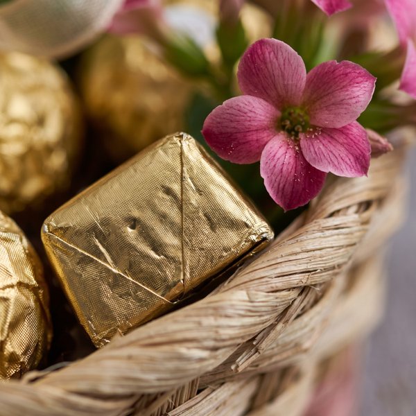Cesta Rustica Floral com Chocolates